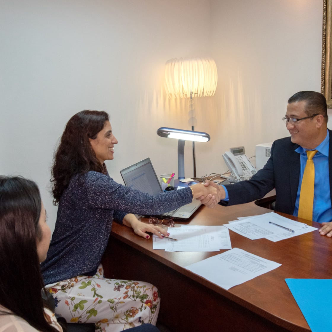 Mujer En Camisa Blanca De Manga Larga Con Planta Verde