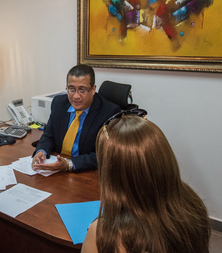 Hombre Sentado Frente A La Computadora