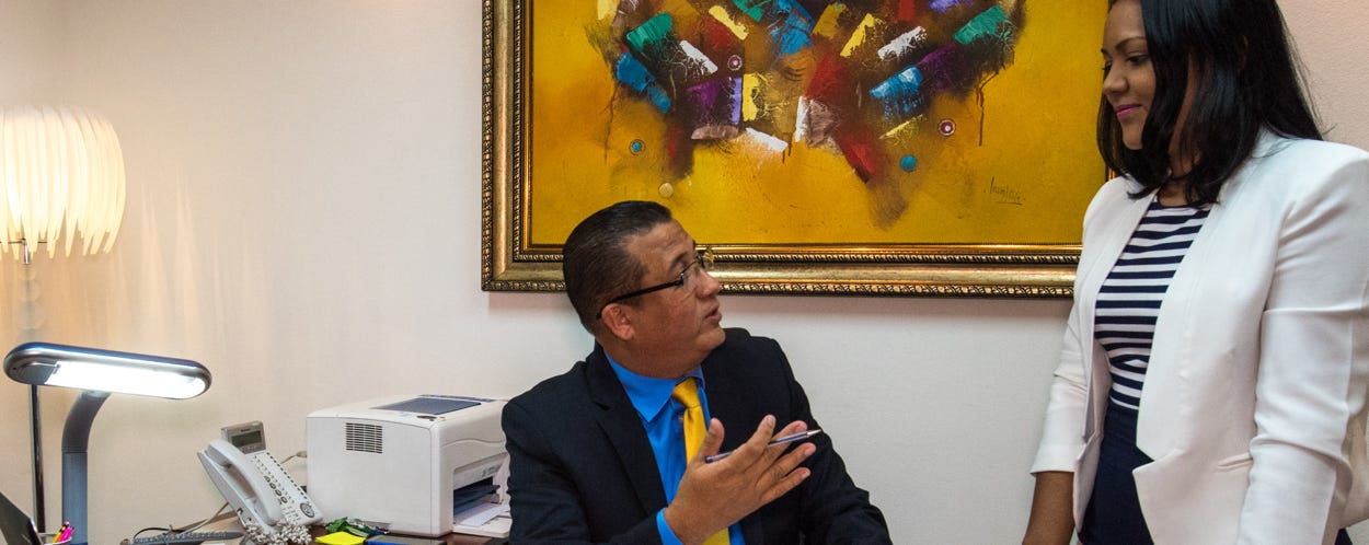 Fotos de stock gratuitas de auditorio, blanco y negro, ciudad